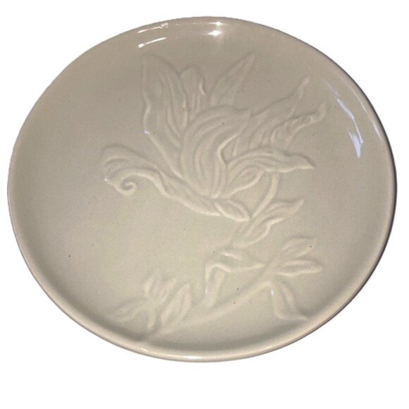 PIER1 Imports Appetizer Plate Light Gray 3D Floral Stoneware 6 inch Diameter - Picture 1 of 7
